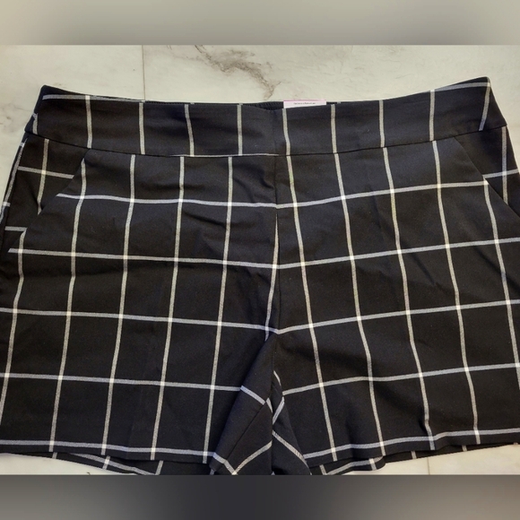 Time and Tru Pants - Black and White Plaid Women's Shorts 4" Inseam NWT